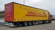 =Iveco-Sattelzug der Spedition OMEGA aus dem polnischen Pilzno rastet an der A 7 im Januar 2022