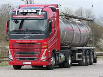 Volvo FH mit Siloauflieger in Sassnitz am 24.04.2022