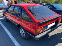 Heckansicht eines Opel Ascona C CC 1.8 SR/E. Der Ascona C wurde im September 1981 auf der Frankfurter IAA vorgestellt. Er war als klassische Stufenhecklimousine und als CC-Modell (Schräghecklimousine mit großer Heckklappe) lieferbar. Im Jahr 1982 wurde die Modellreihe um die besonders sportlichen SR/E Modelle erweitert. Zum Serienumfang gehörten vordere Sportsitze, zusätzliche Anzeigen im Armaturenbrett und Alufelgen. Im März 1982 musste man für ein solches Auto mindestens DM 22155,00 anlegen. Für Vortrieb sorgt ein quer eingebauten Vierzylinderreihenmotor mit einem Hubraum von 1796 cm³ und einer Leistung von 115 PS. Die Höchstgeschwindigkeit wurde mit 187 km/h angegeben. Oldtimertreffen Café del Sol Gelsenkirchen am 18.04.2022.