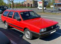 VW Passat B2 Variant der Modelljahre 1985 bis 1987. Der Passat B2 stand ab Oktober 1980 beim VW-Händler. Kurz darauf, im Februar 1981, konnte man den Passat auch als Variant bekommen. Hier konnte ich einen Passat B2 Variant ablichten, wie er von Januar 1985 bis zum Produktionsende im Dezember 1987 ausgeliefert wurde. Dieses ist am Kühlergrill mit den nur drei Lamellen, an den Halogen-Breitbandscheinwerfern und den Stossstangen zu erkennen. Ich meine mich zu erinnern, dass es ein Passat Variant GT ist. Dann hätte er den Fünfzylinderreihenmotor mit einem Hubraum von 2226 cm³ und einer Leistung von 115 PS (mit Katalysator) oder 136 PS (ohne Katalysator). Oldtimertreffen Café del Sol Gelsenkirchen am 18.04.2022.