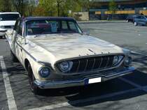 Dodge Dart fourdoor aus dem Modelljahr 1962. Dodge Dart fourdoor Sedan aus dem Modelljahr 1962. Der Baureihe  Dart  war die mittlere Ausstattungsvariante dieses extravagant gezeichneten Wagens. Darunter rangierte das Modell  Polara  und darüber der  Custom . Oldtimertreffen Café del Sol Gelsenkirchen am 18.04.2022.