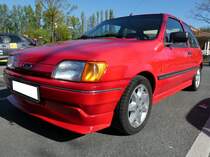 Ford Fiesta MK3 1.4i CLX aus dem Jahr 1989 im Farbton spanischrot und somit ein Fiesta der dritten Generation, wie er ab Februar 1989 bei den Händlern stand. Die CLX-Version, mit der der gezeigte Fiesta ausgestattet ist, war schon recht reichhaltig. Der Vierzylinderreihenmotor dieses Fiesta hat einen Hubraum von 1392 cm³ und leistet 73 PS. Die Höchstgeschwindigkeit gab Ford mit 164 km/h an. Oldtimertreffen Café del Sol Gelsenkirchen am 18.04.2022.