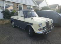 Wolseley 1500 aus dem Jahr 1957. Dieses Modell war fast baugleich mit dem Riley 1.5. Also das typisch britische  badge-engineering . Beide Modelle wurden von 1957 bis 1965 produziert. Während der neunjährigen Produktionszeit setzte die Marke aus Birmingham rund 103.400 Autos dieses Typs ab. Angetrieben wird der Wagen von einem Vierzylinderreihenmotor, der aus einem Hubraum von 1489 cm³ 50 PS leistet. Aufgenommen in einem Vorort von London am 18.03.2022.