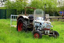 Eicher Tracktor abgestellt auf einer Weide in Gillrath/ Geilenkirchen 21.4.2022