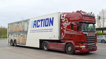 Action Deutschland GmbH mit einem Sattelzug mit SCANIA R 450 Zugmaschine am 25.04.22 Berlin Marzahn.