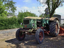 Ein alte Deutz Traktor, der auf Aufarbeitung wartet, 27.4.2021 Dürboslar neben dem Fahrradweg