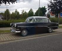 Opel Rekord P1 als zweitürige Limousine, gebaut von 1957 bis 1960. Während seiner 35-monatigen Produktionszeit, baute Opel 384.692 Limousinen, 109.282 CarAvan und 15.136 Kastenlieferwagen dieses Typs. Motorisiert war der P1 mit einem Vierzylinderreihenmotor mit 45 PS aus einem Hubraum von 1488 cm³. Gegen einen Aufpreis von DM 75,00, konnte man einen 1.7l Motor mit 55 PS ordern. Da der P1 auch in die USA exportiert wurde und dort über das Buick-Händlernetz vertrieben wurde, erhielt er häufig den Spitznamen  Bauern-Buick . Bad Nauheim im Herbst 2018.