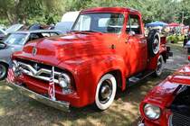 Ford F 100 Pickup des Jahrganges 1955 im Farbton vermillion red. Der F 100 war im Modelljahr 1955 wahlweise mit einem Sechszylinderreihenmotor und einer Leistung von 118 PS oder einem V8-Motor mit 132 PS lieferbar. Der Basispreis lag bei US$ 1346,00 für den  Sechsender  und US$ 1462,00 für einen Pickup mit dem V8-Motor. Oldtimertreffen der Magnolia Classic Cruiser in Pascagoula/Jackson County/Mississippi.