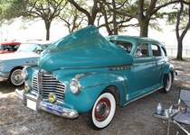 Buick Century 60 fourdoor Sedan aus dem Modelljahr 1941 im Farbton monterey blue. Im Modelljahr 1941 gehörte die Century 60 Baureihe zu den mittleren Ausstattungsvarianten von Buick. Darunter rangierten der Super 50 und der Special 40 und darüber der Roadmaster 70 und der Limited 90. Insgesamt setzte Buick von dieser Ausstattungsversion in jenem Jahr 20.768 Fahrzeuge ab. Mit insgesamt 316.251 verkauften Fahrzeugen belegte die GM-Division Buick 1941 den vierten Platz in der US-amerikanischen Zulassungsstatistik. Angetrieben wird der Wagen von einem Achtzylinderreihenmotor, der aus einem Hubraum von 5231 cm³ 143 PS leistet. Oldtimertreffen der Magnolia Classic Cruiser in Pascagoula/Jackson County/Mississippi.