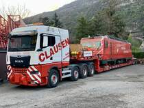 Der MAN TGX 44.640 Tieflader von Clausen mit der HGe 4/4 107 der MGB auf dem Anhänger am 26.4.22 beim Depot in Gamsen.