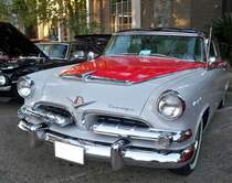 Dodge Royal Lancer Hardtop von 1955. Dieser Royal Lancer Hardtop ist in der Farbkombination cashmere grey/cameo red lackiert. Von dieser zweitürigen, aber sechssitzigen, Karosserieversion verkaufte Dodge in diesem Modelljahr 25.831 Autos ab einem Kaufpreis von US$ 2370,00. Angetrieben wird der Wagen vom sogenannten  Red Ram  V8-Motor. Dieser hat einen Hubraum von 4423 cm³ und leistet 183 PS. Oldtimertreffen der Magnolia Classic Cruiser in Pascagoula/Jackson County/Mississippi.