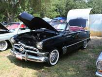 Ford Custom DeLuxe Convertible aus dem Jahr 1950. Die Modellreihe Custom DeLuxe war im Modelljahr 1950 die gehobenere Ausstattungsvariante im Programm von Ford. Die DeLuxe Modelle sind am verchromten Scheibenrahmen zu erkennen. Ein solches Cabriolet stand mit US$ 1948,00 in der Preisliste und verkaufte sich im diesem Jahr 50.299 mal. Für Vortrieb sorgte in diesem Auto wahlweise ein Sechszylinderreihenmotor mit einem Hubraum von 3702 cm³ und einer Leistung von 95 PS oder gegen Aufpreis ein V8-Motor mit einem Hubraum von 3915 cm³ und einer Leistung von 100 PS. Oldtimertreffen der Magnolia Classic Cruiser in Pascagoula/Jackson County/Mississippi.