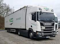 =Scania-Sattelzug von TRANS KRUSZ steht auf dem Autohof Fulda-Nord im Januar 2022