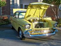 Chevrolet Bel Air Del Ray Hardtop Sport Coupe des Jahrganges 1957 im Farbton calypso cream. Der V8-Motor  hat einen Hubraum von 4.635 cm³ und war in sechs Leistungsvarianten lieferbar. Über diesen Klassiker wurde schon soviel geschrieben, das dem nichts mehr hinzuzufügen ist. Oldtimertreffen der Magnolia Classic Cruiser in Pascagoula/Jackson County/Mississippi. 