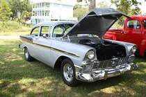 Chevrolet Series 2400C Bel Air Sedan des Modelljahres 1956. Von dieser Ausstattungs- und Karosserieversion verkaufte Chevrolet im Jahr 1956 269.798 Fahrzeuge. Der Grundpreis dieses Modelles betrug US$ 2068,00. Motorisiert ist dieses, im Farbton inca silver lackierte Auto, mit einem V8-Motor der aus einem Hubraum von 4342 cm³ 162 PS leistet. Oldtimertreffen der Magnolia Classic Cruiser in Pascagoula/Jackson County/Mississippi.