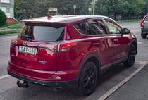 Rückansicht: Toyota Rav4 Mk4 in der Farbe Ruby Flare. August 2021.