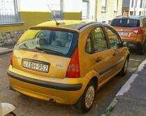 Rückansicht: Citroen C3 in der Farbe Jaune Heliodor. August 2021.