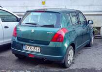 Rückansicht: grüner Suzuki Swift Mk3. Januar 2021.