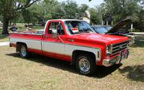 Chevrolet C10  Silverado  aus dem Jahr 1979. Gemäß Prospektbeschreibung war die besonders luxuriös ausgestattete Silverado-Baureihe im Modelljahr 1979  Chevy´s finest Truck . Erstmals bot Chevrolet im Jahr 1979 auch einen V8-Dieselmotor für die C10-Baureihe an. Ein solcher 0,5to Pickup war in jenem Jahr in der Standardversion ab US$ 5308,00 zu haben. Oldtimertreffen der Magnolia Classic Cruiser in Pascagoula/Jackson County/Mississippi im September 2021.