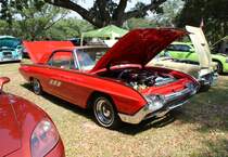 Ford Thunderbird Hardtop Coupe von1963 im Farbton rangoon red. Von dieser Coupe Variante verkaufte Ford in diesem Modelljahr 56.945 Fahrzeuge. Der V8-Motor mit einem Hubraum von 6384 cm³ Hubraum war wahlweise mit 304 PS, 330 PS oder 345 PS lieferbar. Oldtimertreffen der Magnolia Classic Cruiser in Pascagoula/Jackson County/Mississippi im September 2021.