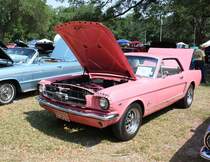Barbie lässt grüßen. Ein 1965´er Ford Mustang Hardtop Coupe. Oldtimertreffen der Magnolia Classic Cruiser in Pascagoula/Jackson County/Mississippi im September 2021.