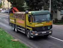 ACTROS2640 ist mit einer Fuhre Leerpaletten auf der B143 unterwegs; 090417