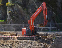 Hitachi Zaxis 225 Raupenbagger, gesehen an einer Straßenbaustelle. 04.2022   