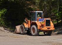 Am Rande der Strae in einer Parkbucht war dieser Fiat Hitachi Radlader abgestellt. 04.2022