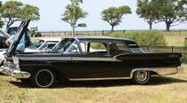 Ford Galaxie Club Sedan aus dem Jahr 1959 im Farbton raven black. Im Modelljahr 1959 war die Modellreihe Galaxie das Topmodell im Verkaufsprogramm von Ford/USA. Optischer Gag bei den Galaxie-Modellen war, dass die Fahrzeuge mit dem Dach des Ford Thunderbird versehen waren. Von diesem zweitürigen  Club Sedan  verkaufte die Marke aus Dearborn in Modelljahr genau 10.141 Fahrzeug zu einem Preis ab US$ 2476,00 in den Bundesstaaten an der Ostküste und mindestens US$ 2594,00 in den anderen Bundesstaaten der USA. Standardmotorisierung war ein Sechszylinderreihenmotor mit einem Hubraum von 3653 cm³ und einer Leistung von 145 PS. Optional konnte ein V8-Motor mit einem Hubraum von 4783 cm³ und einer Leistung von 200 PS bestellt werden. Oldtimertreffen der Magnolia Classic Cruiser in Pascagoula/Jackson County/Mississippi im September 2021.