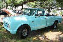 Chevrolet C10 Truck aus dem Jahr 1967. Diesem Truck fehlt die vordere Stoßstange. Er ist meines Erachtens auch nicht in einem damals bestellbaren Originalfarbton lackiert. Ein solcher Pickup-Truck war im Jahr 1967 in der Standardversion ab US$ 2152,00 zu haben. Dann war aber der  nur  der serienmäßige Sechszylinderreihenmotor mit einem Hubraum von 250 cui (4097 cm³) mit einer Leistung von 140 PS verbaut. Gegen Aufpreis konnte auch ein V8-Motor mit einem Hubraum von 327 cui (5359 cm³) mit 210 PS oder 275 PS bestellt werden. Oldtimertreffen der Magnolia Classic Cruiser in Pascagoula/Jackson County/Mississippi im September 2021.
