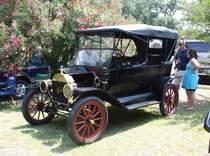 Ford Model T in der Karosserieversion Touring, gebaut von 1908 bis 1927. Mit dem Model T wurde die Volksmotorisierung in den USA eingeleitet. Es verkaufte sich mehr als 15 Millionen mal. Das abgelichtete Model T stammt dem Jahr 1916. Mit einem Alter von 105 Jahren, war dieses Model T das älteste Fahrzeug auf dieser Veranstaltung. Der Vierzylinderreihenmotor hat einen Hubraum von 2896 cm³ und leistet 20 PS. Die Höchstgeschwindigkeit liegt bei ca. 65 km/h. Oldtimertreffen der Magnolia Classic Cruiser in Pascagoula/Jackson County/Mississippi im September 2021.