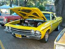 Chevrolet El Camino aus dem Modelljahr 1969. Ein solcher El Camino war im Jahr 1969 ab US$ 3268,00 zu haben. Dann war der Kleinlieferwagen allerdings nur mit einem Sechszylinderreihenmotor ausgerüstet. Die meisten Käufer entschieden sich für einen der lieferbaren V8-Motoren mit Hubräumen von 307, 350 und 400 cui (5031, 5735 und 6555 cm³). Oldtimertreffen der Magnolia Classic Cruiser in Pascagoula/Jackson County/Mississippi im September 2021.