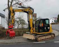 =CAT 308 E der Firma LOHFINK bei Baumfällarbeiten in Hünfeld, 02-2022