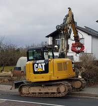 =CAT 308 E der Firma LOHFINK bei Baumfällarbeiten in Hünfeld, 02-2022
