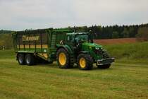 LU Schmidt Ronneburg mit einen Leih Traktor ein John Deere 6250R am 29.04.22 beim 1. Schnitt