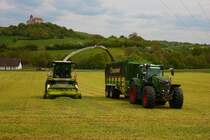 LU Schmidt Ronneburg Claas Jaguar 950 und Fendt Vario 930 mit Krone TX Häckselwagen am 29.04.22 beim 1. Schnitt vor der Kulisse der Ronneburg 