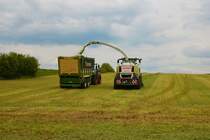 LU Schmidt Ronneburg Claas Jaguar 950 und Fendt Vario 930 mit Krone TX Häckselwagen am 29.04.22 beim 1. Schnitt