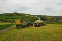 LU Schmidt Ronneburg Claas Jaguar 950 und Fendt Vario 930 mit Krone TX Häckselwagen am 29.04.22 beim 1. Schnitt vor der Kulisse der Ronneburg