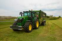 LU Schmidt Ronneburg mit einen Leih Traktor ein John Deere 6250R am 29.04.22 beim 1. Schnitt