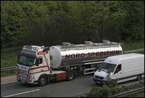 VOLVO FH12 420PS(?)  GLOBETROTTER  der NORD-SPEDITION Tanklogistik. Zum Einsatz kommen in den verschiedenen Transportbereichen (Gefahrgut, Lebensmittel und Futtermittel) Tankauflieger mit einer Kapazitt von 30.000 bis 34.000 Liter. 

(07.05.2009)
