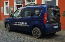 =Fiat Doblo von UMEROV-Gebäudereinigung steht im Februar 2022 in Hünfeld