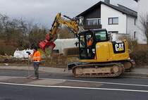 =CAT 308 E der Firma LOHFINK bei Baumfällarbeiten in Hünfeld, 02-2022