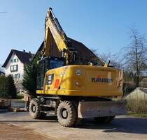 =CAT 322F des Bauunternehmens RÄUBER steht auf einer Baustelle in Petersberg-Marbach im März 2022