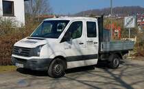 =VW Crafter des Bauunternehmens RÄUBER steht auf einer Baustelle in Petersberg-Marbach im März 2022