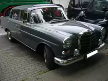 Mercedes Benz W110 200D, gebaut von Februar 1965 bis Februar 1968. Ein solcher 200D stand mit einem Grundpreis von DM 11.500,00 in den Preislisten der Händler. Der Vierzylinderreihendieselmotor hat einen Hubraum von 1988 cm³ und leistet 55 PS. Bei einem Verbrauch von 9 Litern Dieselkraftstoff auf 100 Kilometern, soll der 200D eine Höchstgeschwindigkeit von 130 km/h erreicht haben??  Oldtimertreffen des AMC Essen-Kettwig am 01.05.2022.