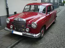 Mercedes Benz W120 180b, gebaut von 1953 bis 1957. Ein solcher 180´er stand bei seiner Vorstellung im Juli 1953 mit einem Kaufpreis von mindestens DM 9950,00 in den Preislisten der Händler. Dafür bekam der Käufer ein solides, modernes Fahrzeug mit einem Vierzylinderreihenmotor. Dieser Motor leistet aus einem Hubraum von 1767 cm³ 52 PS. Oldtimertreffen des AMC Essen-Kettwig am 01.05.2022.