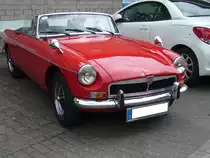 MG B im Farbton flame red aus dem Modelljahr 1973. Der MG B wurde im Jahr 1962 vorgestellt und bis ins Jahr 1980 produziert. Er war einer der erfolgreichsten Roadster der Automobilgeschichte. Der Vierzylinderreihenmotor leistet 95 PS aus einem Hubraum von 1798 cm³. Oldtimertreffen des AMC Essen-Kettwig am 01.05.2022.