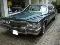 Cadillac Series 75 Fleetwood Pullman Formal aus dem Modelljahr 1977. Die Series 75 Modelle von Cadillac hatten immer einen besonders langen Radstand. Dieser, im November 1976 in Detroit gebaute Series 75 Fleetwood Pullman Formal hat eine Fahrzeuglänge von 6203 cm. Die Zusatzbezeichnung  Formal  bedeutet, dass zwischen Fahrerabteil und dem Fahrzeugfond eine Trennscheibe verbaut ist. Ein solcher, im Farbton Hudson Bay Blue lackierter, Series 75 kostete in diesem Modelljahr mindestens US$ 19.690,00 was damals einem DM-Preis von 45.740,00 entsprach. Von diesem Modell wurden in diesem Modelljahr lediglich 1032 Fahrzeuge gefertigt. Der V8-Motor dieses Cadillac hat einen Hubraum von 6966 cm³ und leistet 182 PS. Oldtimertreffen des AMC Essen-Kettwig am 01.05.2022.