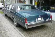 Heckansicht eines Cadillac Series 75 Fleetwood Pullman Formal aus dem Modelljahr 1977. Oldtimertreffen des AMC Essen-Kettwig am 01.05.2022.