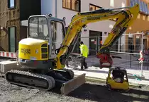 =Wacker Neuson EZ 38 vom Bauunternehmen HAHN steht auf einer Baustelle in Hünfeld, 03-2022